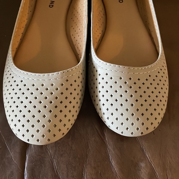 Lucky Brand Everlee Leather Perforated Ballet Flats Taupe 9M great condition - Picture 3 of 3